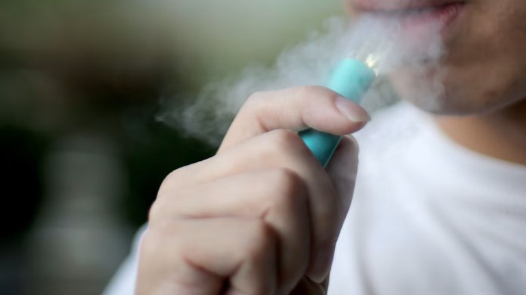 吸电子烟后全身热上车吹冷气 马男失去知觉口吐白沫毙命-棋牌策略-棋牌技巧-棋牌论坛